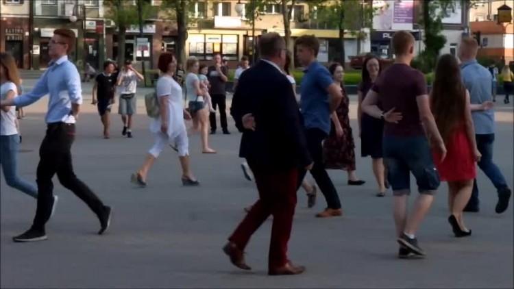 Polonez na Rynku. Tańczą burmistrz, dyrektor Czekaj i maturzyści (film + zdjęcia)