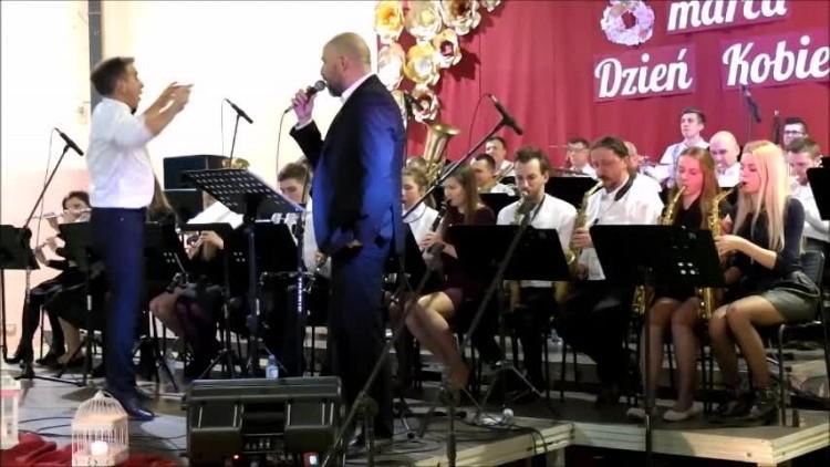 Zanim zostanie premierem śpiewa dla pań (zobacz film)