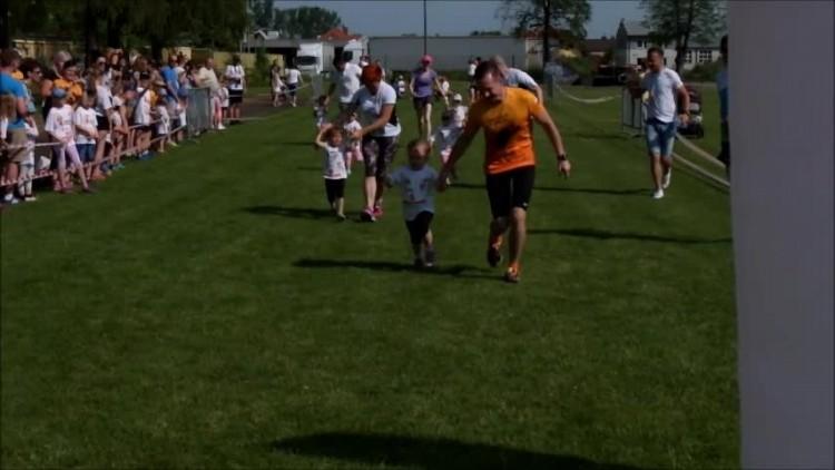 Fantastyczny start najmłodszych biegaczek w minimaratonie (film)