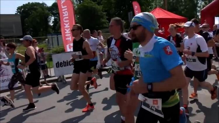 305 biegaczy na mecie 4. Dębickiej Dziesiątki z Tikkurila - zobacz start (film)
