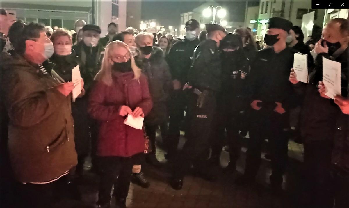 Przed wejściem do biura zapalili znicze - film