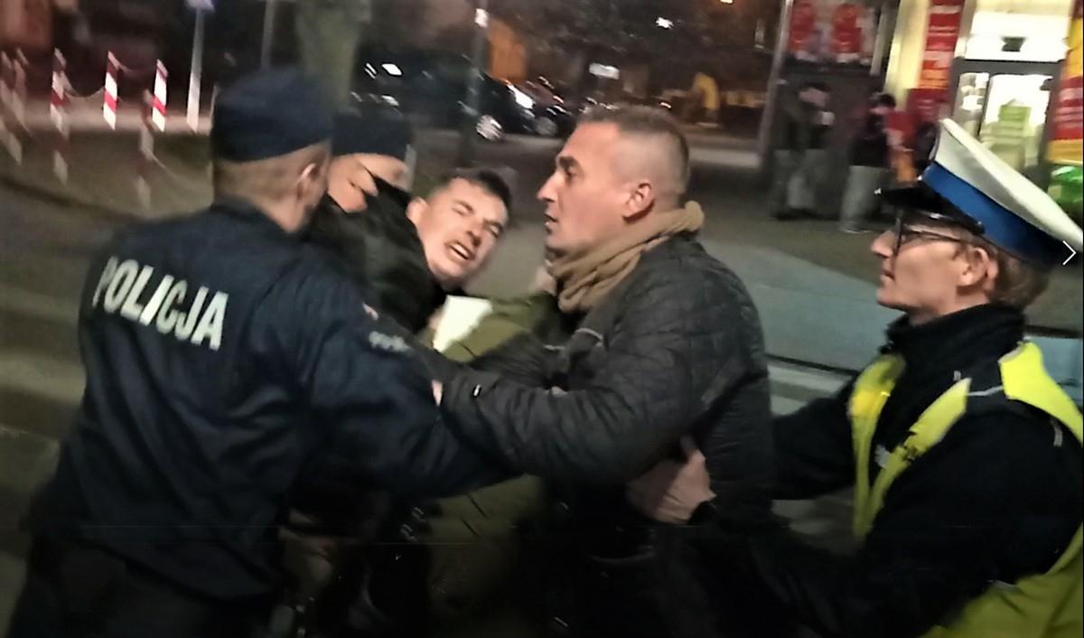 Pod biurem posła interweniowała policja. Dwie osoby zatrzymane - film