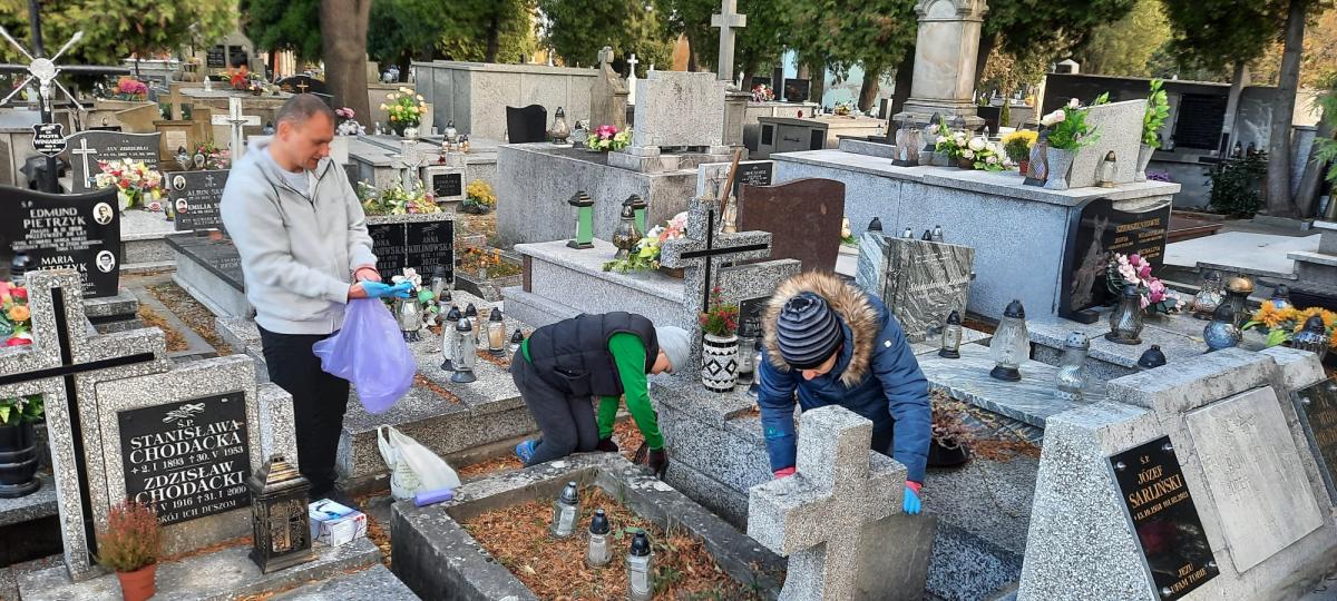 Na tych grobach też paliły się znicze