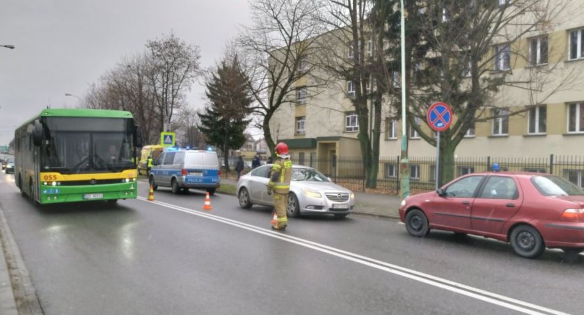 Samochód uderzył w dwie dziewczyny