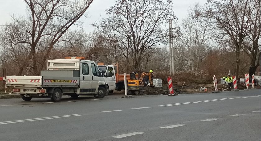 Trwa remont chodnika, będzie też przejście na wały