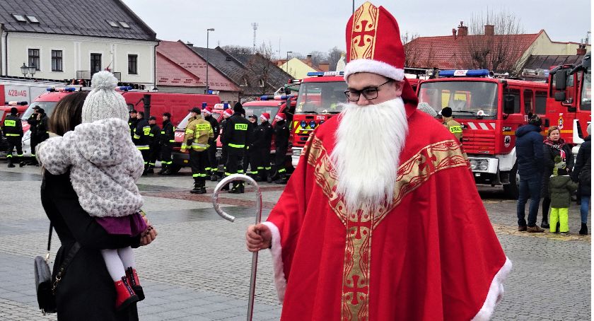 Mikołaj i strażacy czekają na Rynku w Pilźnie - film i zdjęcia