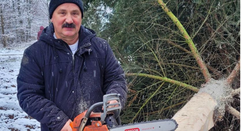 Dyrektor choinkę ściął i postawił na Rynku - zdjęcia