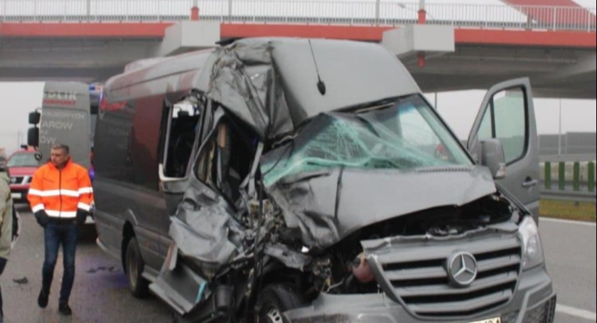 Zderzenie busa i ciężarówki na autostradzie. W jednym z pojazdów było dwanaście osób