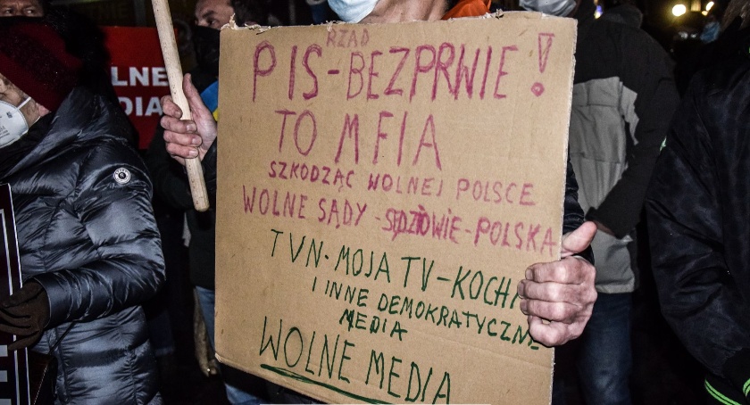 Wolne media, wolni ludzie i wolna Polska. Protest pod biurem posła - zdjęcia + wideo