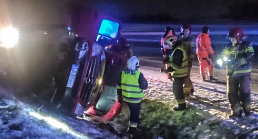 Na autostradzie warunki też trudne. Bus wypadł z trasy - zdjęcia