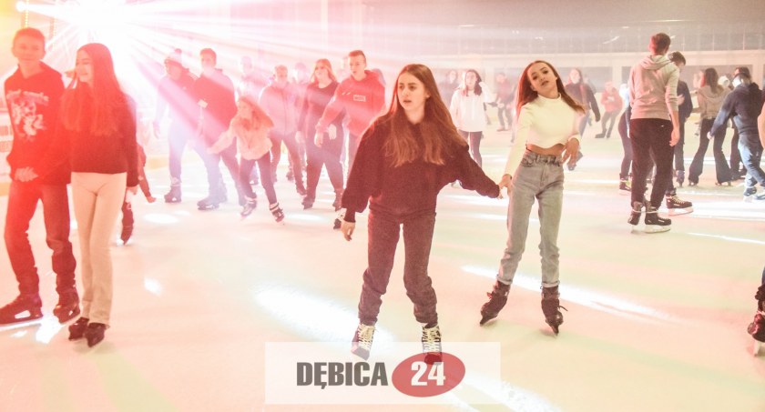 Lododisco trwa. Przed lodowiskiem ustawiła się kolejka - zdjęcia + wideo