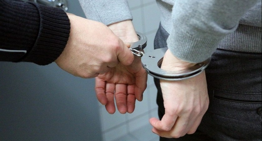 Ochroniarza w sklepie zaatakowali butelką. Jeden z podejrzanych w rękach policji