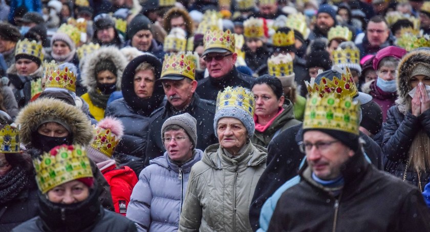 Ulicami Dębicy orszak także przeszedł. Pod galerią dobro wygrało ze złem - zdjęcia+wideo