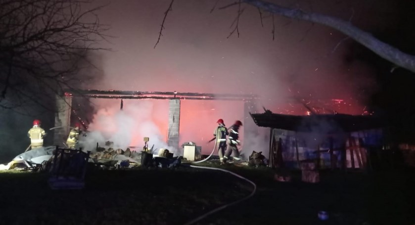 Ogień pojawił się nad ranem. Budynku nie dało się uratować