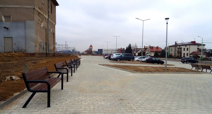 Parking gotowy, samochody już tam stoją - zdjęcia