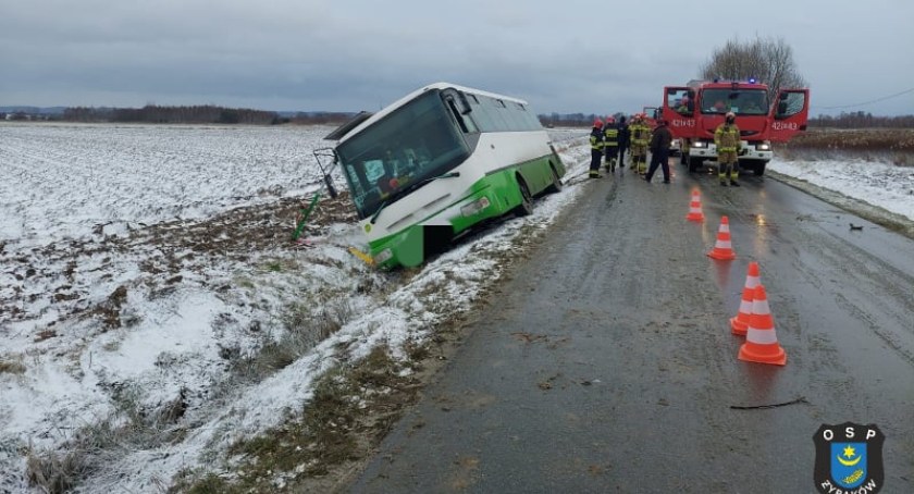 Pasażerom nic się nie stało, ale nie mogli wyjść z pojazdu