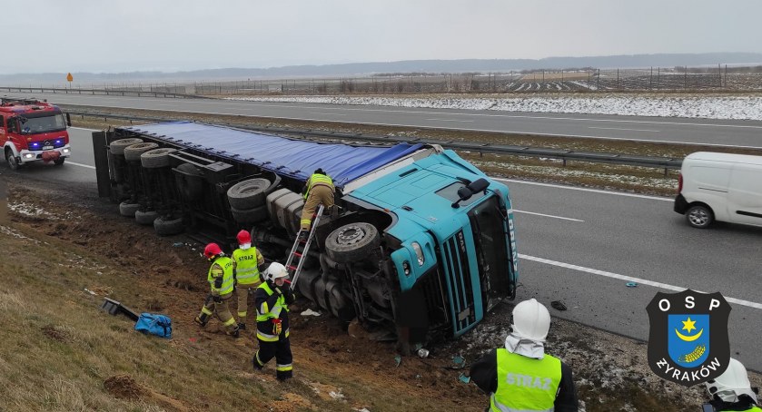 Samochód ciężarowy przewrócił się na autostradzie - zdjęcia