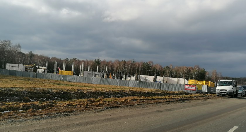 Włamywacze przeskoczyli przez płot