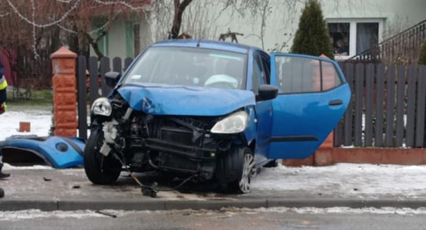 Na zakręcie auto wypadło z drogi