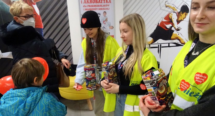 Na hali trwają występy i licytacje - zdjęcia