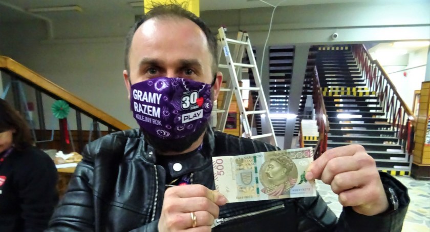 Łukasz Mazur przyniósł 100 dolarów i 500 zł w jednym banknocie