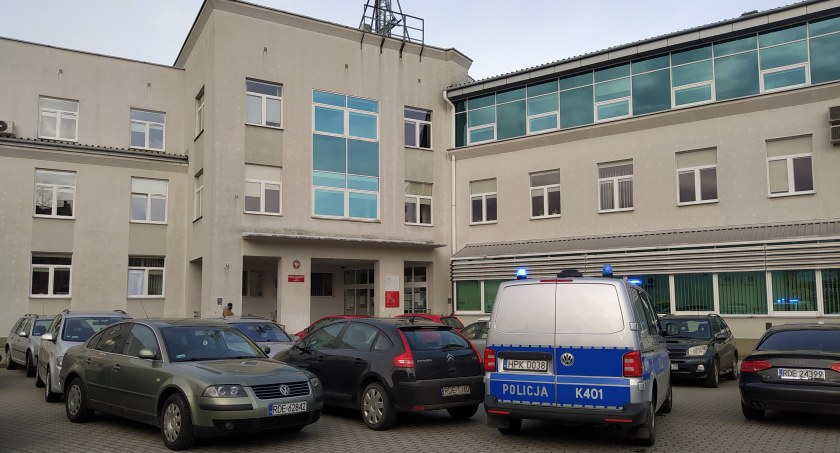 Alarmy bombowe w dwóch instytucjach. Policja spodziewa się kolejnych