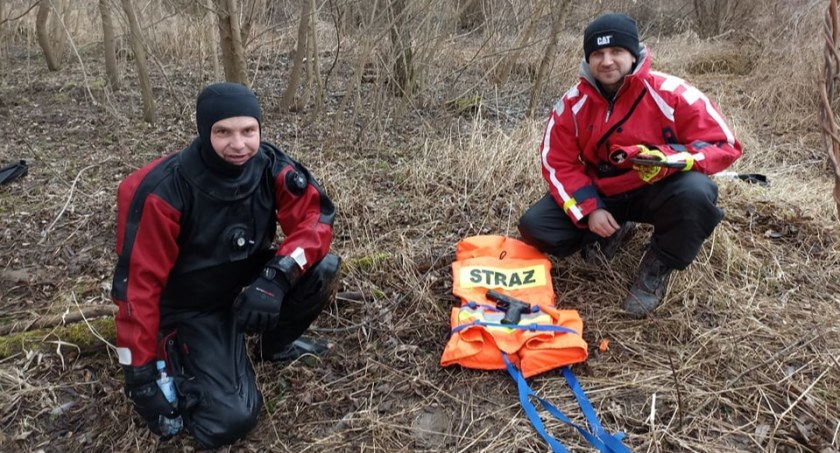 Po ucieczce pistolet wrzucili do rzeki. Wydobyli go strażacy