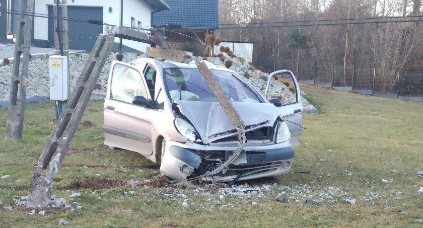 Wypadł z drogi, uderzył w słup