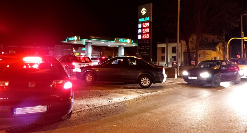 Pełne sklepy i stacje paliw, puste... bankomaty