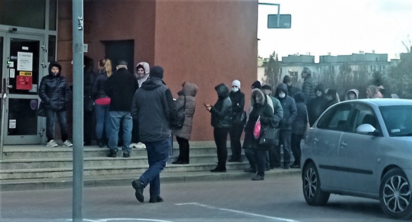 Pod bankami i bankomatami wciąż kolejki