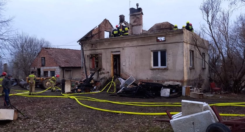 Sprawca podpalenia uciekł. Dom jest doszczętnie zniszczony - zdjęcia