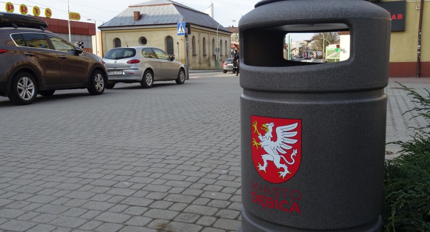Ponad setka nowych koszy trafi na ulice Dębicy