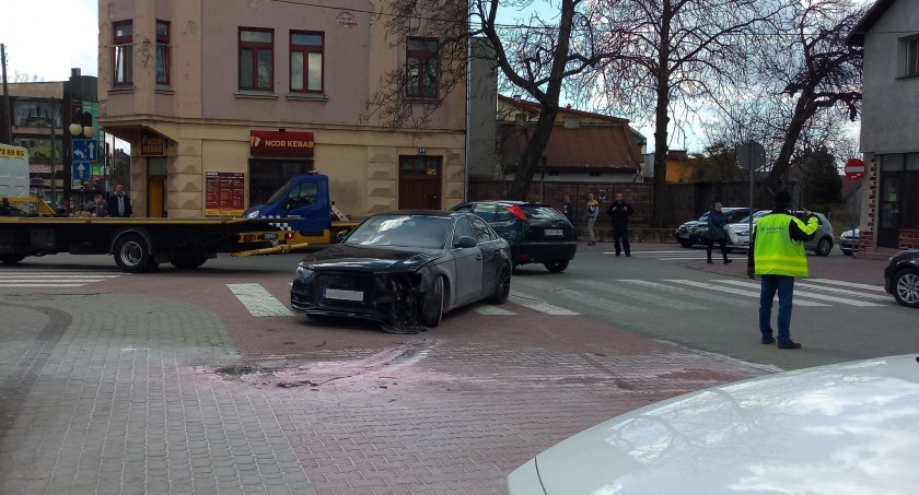 Czarne audi nagle zaczęło się palić