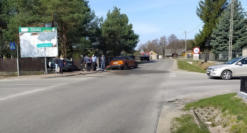 Karetka zabrała dziecko i dwie kobiety 
