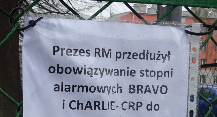 Stopnie alarmowe przedłużone, obcy do szkoły nie wejdzie