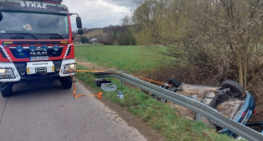 Samochód wypadł z drogi i dachował w rowie