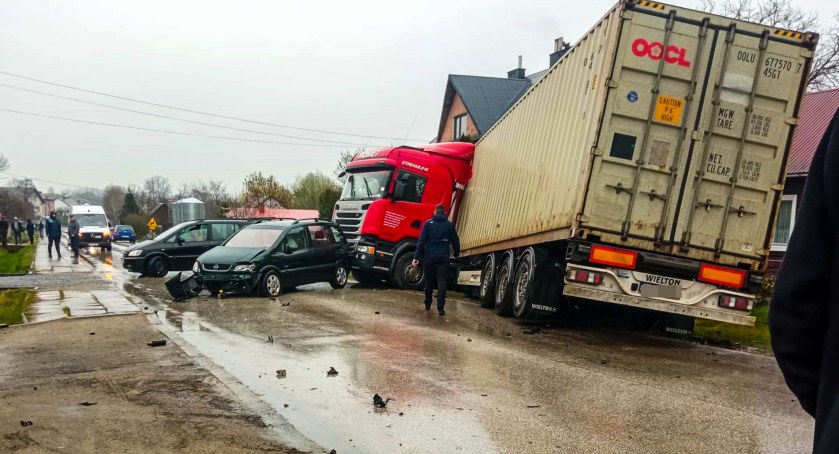 Uwaga kierowcy! Po wypadku droga zablokowana - zdjęcia