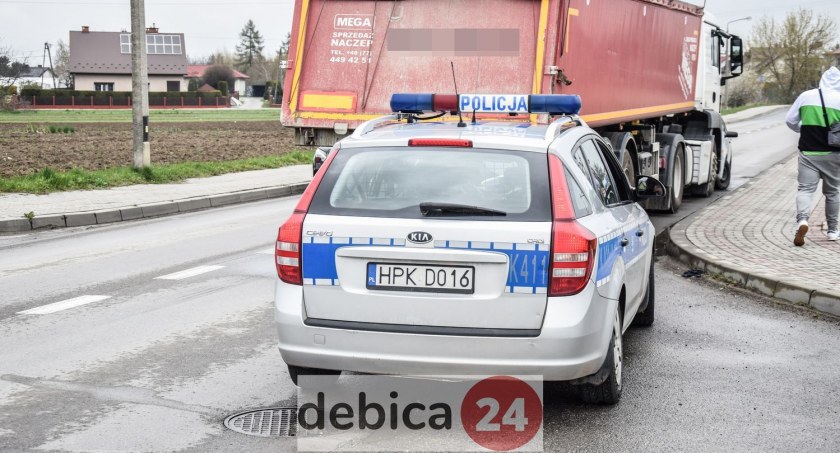 O krok od tragedii. Wjechał wprost pod ciężarówkę