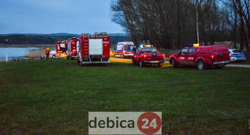 Kobieta z wody wyszła sama. Strażacy szukają mężczyzny - zdjęcia i wideo