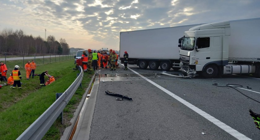 Wypadek na autostradzie. Osiem osób poszkodowanych