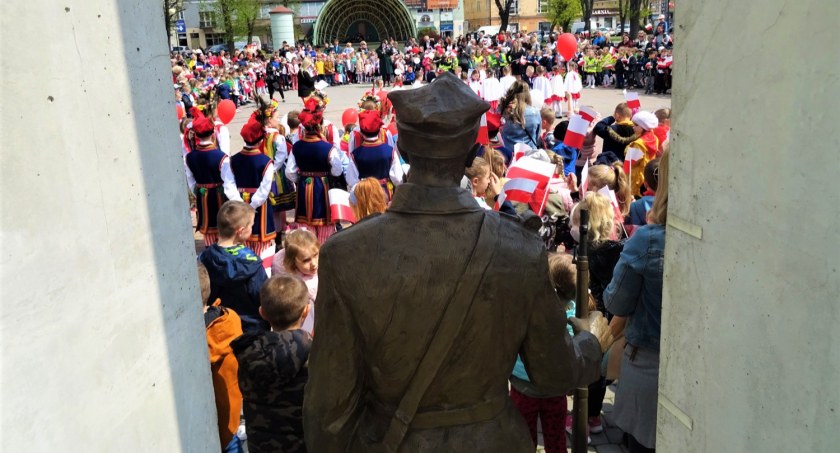 Rynek był pełen dzieci i biało-czerwonych flag - zdjęcia