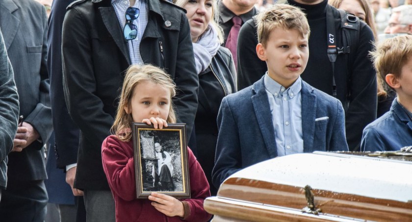 Ksiądz Tokarczyk spoczął tuż obok kaplicy cmentarnej