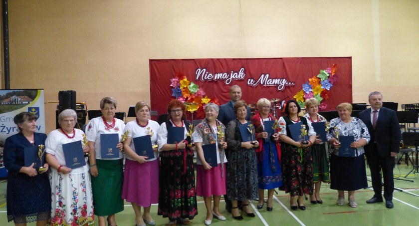 Dla matek złote róże, słodkie serca i muzyka
