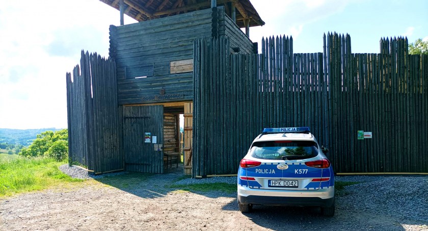 Policja w osadzie! Złodzieje ukradli łuki, grilla i pół manekina