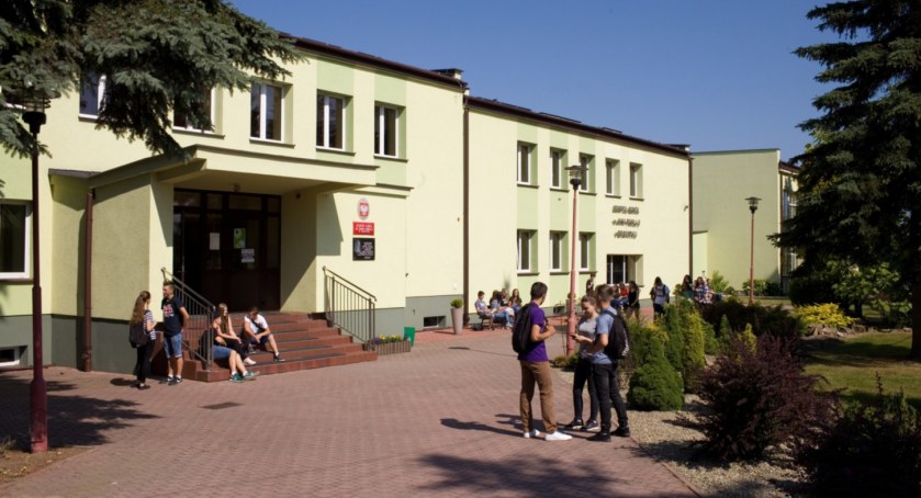 Oferta edukacyjna Zespołu Szkół CKR im. Jana Pawła II w Brzostku