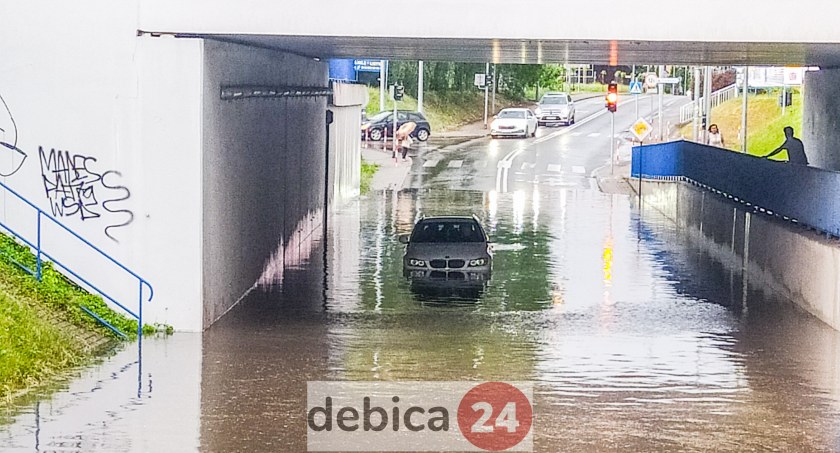 Auto utknęło pod wiaduktem, zalane ulice - wideo