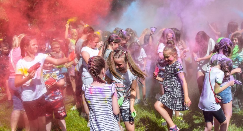 W Parku Jordanowskim trwa Holi - Święto Kolorów - zdjęcia i wideo