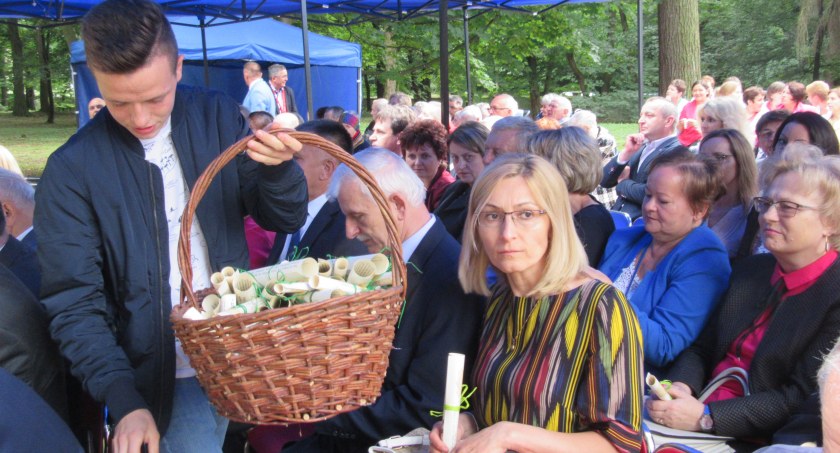 Białe sukienki na powitanie lata mile widziane