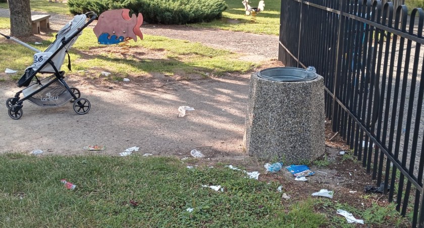 Śmietnik na placyku zabaw przy ul. Piłsudskiego