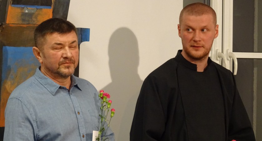 Miej odwagę zajrzeć przez pęknięcia w twarzach